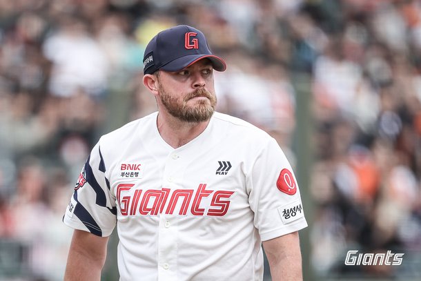 '사직구장 1회부터 무슨 일?' 수비 안 도와준 비슬리 4실점→'볼넷 3개 깔고 시작' 김건우 3실점…순식간에 한 점 차 접전 [부산 라이브]