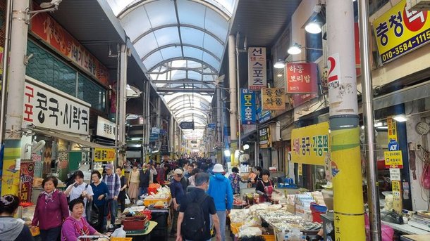 지난 18일 부산 북구 구포시장은 장날을 맞아 지역 주민들의 발길이 끊기지 않았다. 사진=이해람 기자