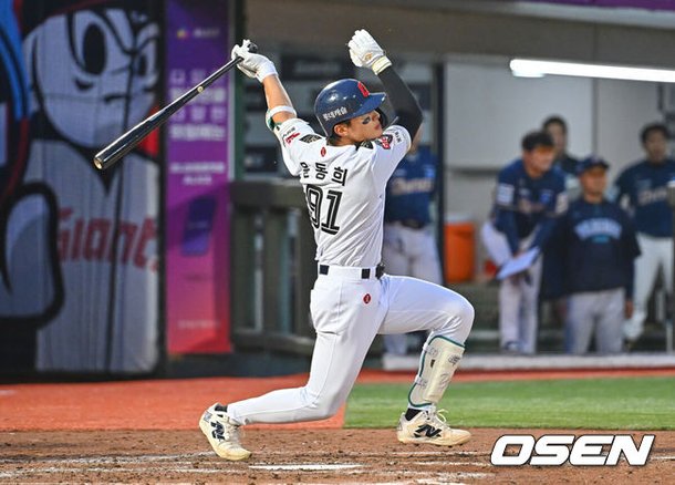 [OSEN=부산, 이석우 기자]  23일 부산 사직야구장에서 2026 신한 SOL KBO 리그 롯데 자이언츠와 NC 다이노스의 경기가 열렸다. 홈팀 롯데는 박세웅이, 방문팀 NC는 라일리가 선발 출전했다.롯데 자이언츠 윤동희가 5회말 1사 우중간 2루타를 치고 있다. 2026.06.23 / foto0307@osen.co.kr