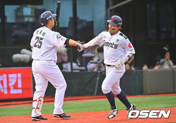 [OSEN=부산, 이석우 기자]  23일 부산 사직야구장에서 2026 신한 SOL KBO 리그 롯데 자이언츠와 NC 다이노스의 경기가 열렸다. 홈팀 롯데는 박세웅이, 방문팀 NC는 라일리가 선발 출전했다.롯데 자이언츠 황성빈이 1회말 1사 3루 레이예스의 유격수 땅볼때 득점을 올리고 하이파이브를 하고 있다. 2026.06.23 / foto0307@osen.co.kr