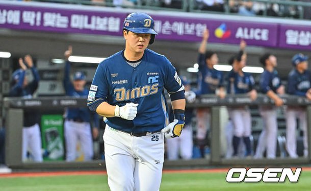 [OSEN=부산, 이석우 기자]  23일 부산 사직야구장에서 2026 신한 SOL KBO 리그 롯데 자이언츠와 NC 다이노스의 경기가 열렸다. 홈팀 롯데는 박세웅이, 방문팀 NC는 라일리가 선발 출전했다.NC 다이노스 김형준이 3회초 1사 좌월 동점 솔로 홈런을 치고 그라운드를 돌고 있다. 2026.06.23 / foto0307@osen.co.kr
