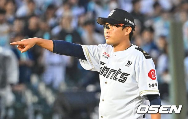 [OSEN=부산, 이석우 기자]  23일 부산 사직야구장에서 2026 신한 SOL KBO 리그 롯데 자이언츠와 NC 다이노스의 경기가 열렸다. 홈팀 롯데는 박세웅이, 방문팀 NC는 라일리가 선발 출전했다.롯데 자이언츠 선발 투수 박세웅이 5회초 NC 다이노스 김형준의 스윙을 가리키고 있다. 2026.06.23 / foto0307@osen.co.kr
