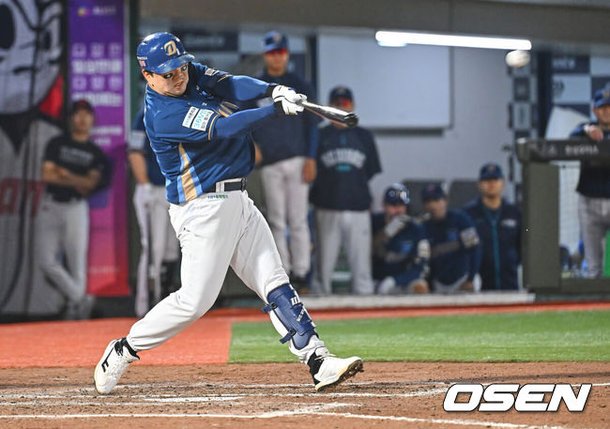 [OSEN=부산, 이석우 기자]  23일 부산 사직야구장에서 2026 신한 SOL KBO 리그 롯데 자이언츠와 NC 다이노스의 경기가 열렸다. 홈팀 롯데는 박세웅이, 방문팀 NC는 라일리가 선발 출전했다.NC 다이노스 이우성이 8회초 1사 3루 좌익수 희생플라이를 치고 있다. 2026.06.23 / foto0307@osen.co.kr