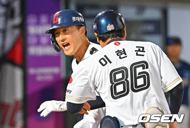 [OSEN=부산, 이석우 기자]  23일 부산 사직야구장에서 2026 신한 SOL KBO 리그 롯데 자이언츠와 NC 다이노스의 경기가 열렸다. 홈팀 롯데는 박세웅이, 방문팀 NC는 라일리가 선발 출전했다.롯데 자이언츠 노진혁이 8회말 우중월 동점 솔로 홈런을 치고 하이파이브를 하고 있다. 2026.06.23 / foto0307@osen.co.kr