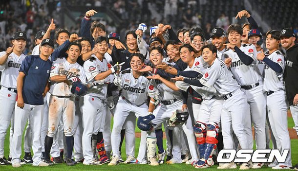 [OSEN=부산, 이석우 기자]  23일 부산 사직야구장에서 2026 신한 SOL KBO 리그 롯데 자이언츠와 NC 다이노스의 경기가 열렸다. 홈팀 롯데는 박세웅이, 방문팀 NC는 라일리가 선발 출전했다.롯데 자이언츠 윤동희가 9회말 1사 1,2루 끝내기 안타를 치고 기념촬영을 하고 있다. 2026.06.23 / foto0307@osen.co.kr