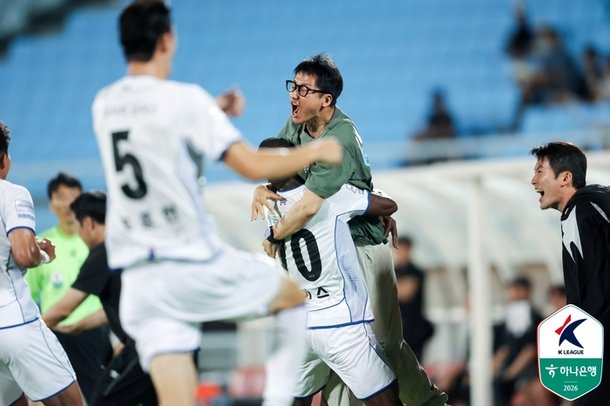 '이적생 루이스 결승골' 수원 삼성, 천안 1-0으로 꺾고 2부 선두 질주…부산은 대구와 무승부, 수원FC는 2위 등극