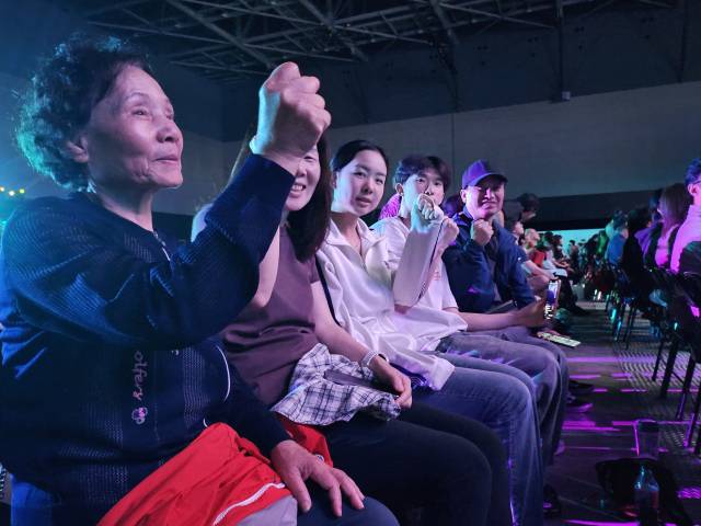 이날 경기장을 찾은 노희주·노현승 남매의 가족.